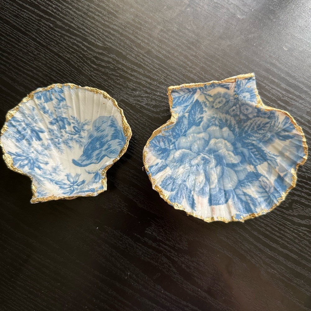 Blue and White Decorative Shell Dishes